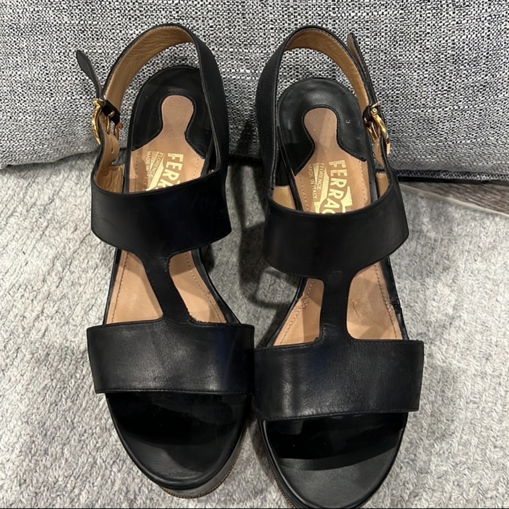 Salvatore Ferragamo flatform shoes - size 8, black gold hardware - Picture 4 of 9
